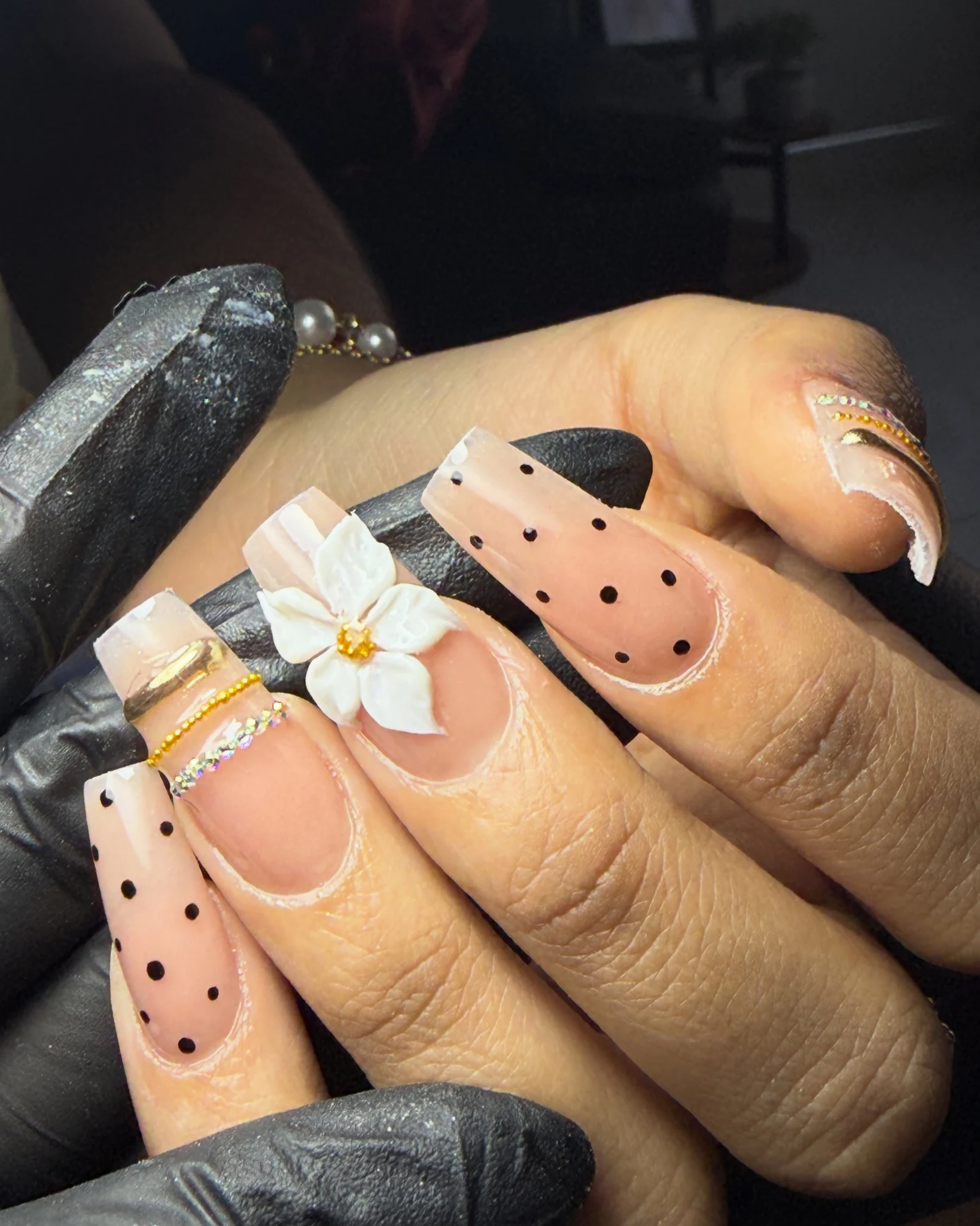 Polka Dot Nails con flor blanca en relieve