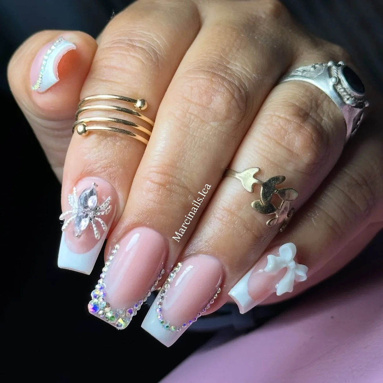 Uñas french con detalle de mariposa