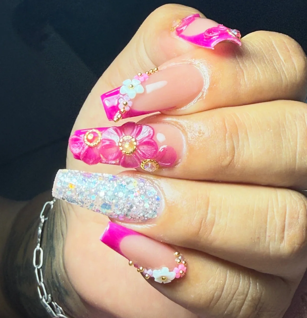 Diseño de uñas con pedrería y aplicaciones 3D