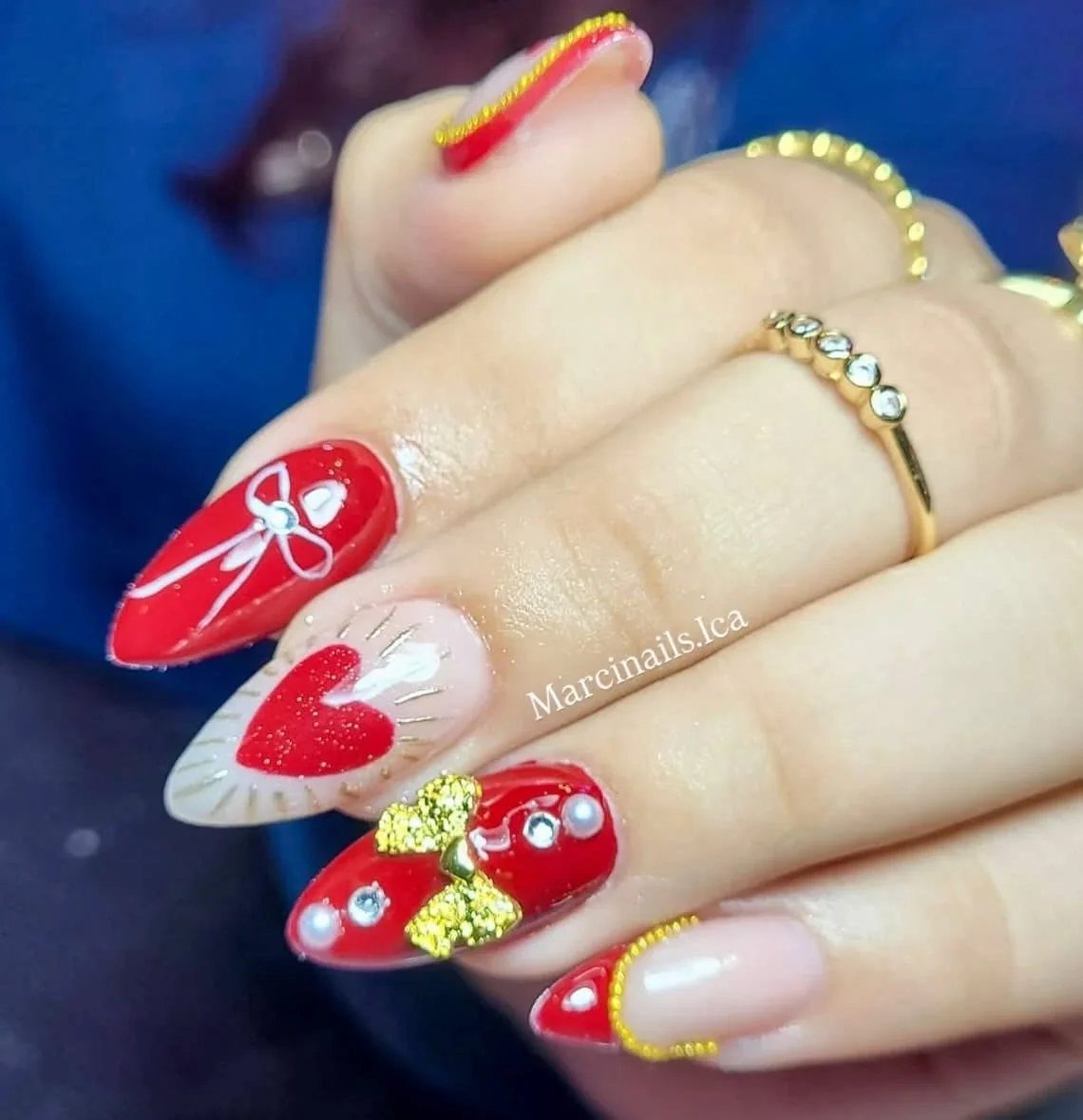 Diseño de uñas rojo con moño